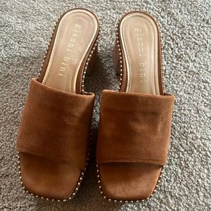 NEVER WORN Gianni Bini block heel